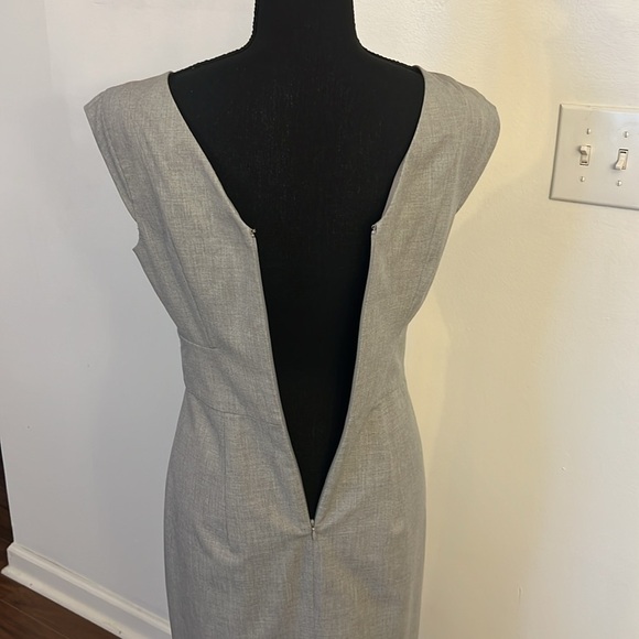 The Limited Elegant Viscose and Spandex Fitted Waist Midi Dress, Sz. 2. - Picture 7 of 9